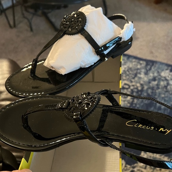 Circus NY by Sam Edelman Celia black patent thong sandals never worn. Size 7.5 - Picture 2 of 5